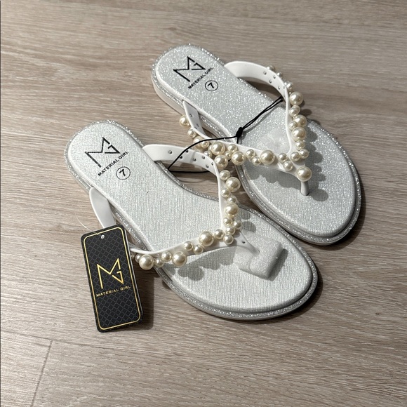 Material Girl Shoes - Rumi Pearl Flip Flops NEW 🏷️